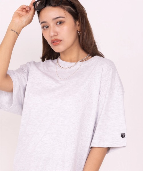 NEWTRAL(ニュートラル)の「【NEWTRAL】オーバーサイズ ワンポイント刺繍 5.6oz スタンダードエンブレム半袖Tシャツ ユニセックス(Tシャツ/カットソー・レディース・チャコールグレー/ブラック/ライトピンク/ネイビー/ホワイト/ライトグレー・L/XL/S/M)」の4枚目の写真