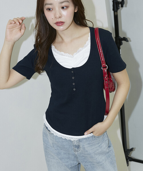 PUBLUX(パブリュクス)の「PUBLUX/パブリュクス 半袖 レース レイヤード風 ヘンリーネック カットソー(Tシャツ/カットソー・レディース・ネイビー/ブラック/グレー・フリ-)」の3枚目の写真