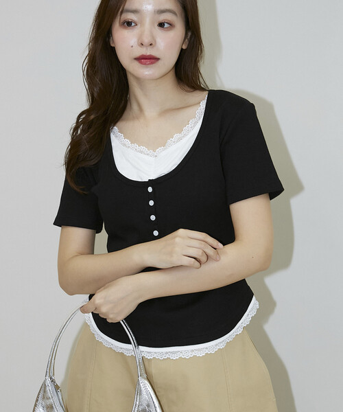 PUBLUX(パブリュクス)の「PUBLUX/パブリュクス 半袖 レース レイヤード風 ヘンリーネック カットソー(Tシャツ/カットソー・レディース・ネイビー/ブラック/グレー・フリ-)」の2枚目の写真