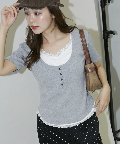 PUBLUX(パブリュクス)の「PUBLUX/パブリュクス 半袖 レース レイヤード風 ヘンリーネック カットソー(Tシャツ/カットソー・レディース・ネイビー/ブラック/グレー・フリ-)」の4枚目の写真