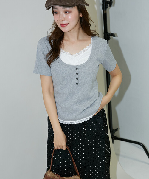PUBLUX(パブリュクス)の「PUBLUX/パブリュクス 半袖 レース レイヤード風 ヘンリーネック カットソー(Tシャツ/カットソー・レディース・ネイビー/ブラック/グレー・フリ-)」の5枚目の写真