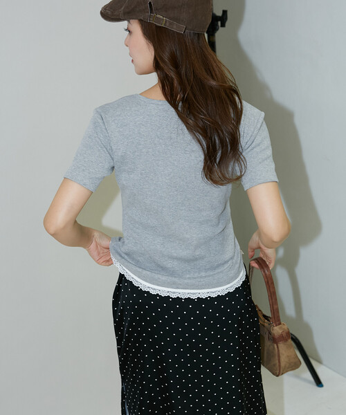PUBLUX(パブリュクス)の「PUBLUX/パブリュクス 半袖 レース レイヤード風 ヘンリーネック カットソー(Tシャツ/カットソー・レディース・ネイビー/ブラック/グレー・フリ-)」の6枚目の写真