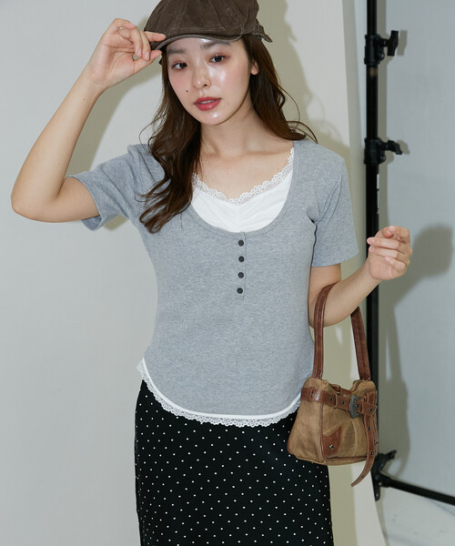 PUBLUX(パブリュクス)の「PUBLUX/パブリュクス 半袖 レース レイヤード風 ヘンリーネック カットソー(Tシャツ/カットソー・レディース・ネイビー/ブラック/グレー・フリ-)」の9枚目の写真