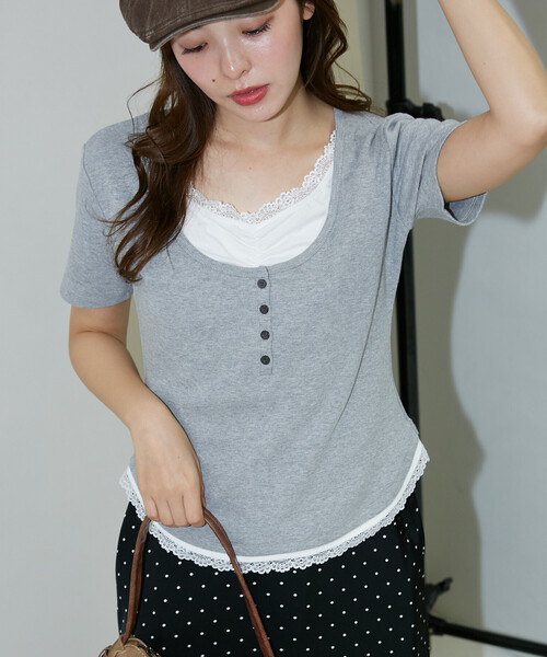 PUBLUX(パブリュクス)の「PUBLUX/パブリュクス 半袖 レース レイヤード風 ヘンリーネック カットソー(Tシャツ/カットソー・レディース・ネイビー/ブラック/グレー・フリ-)」の10枚目の写真