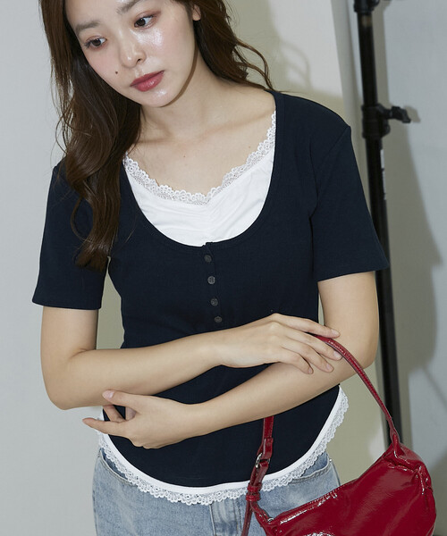 PUBLUX(パブリュクス)の「PUBLUX/パブリュクス 半袖 レース レイヤード風 ヘンリーネック カットソー(Tシャツ/カットソー・レディース・ネイビー/ブラック/グレー・フリ-)」の14枚目の写真