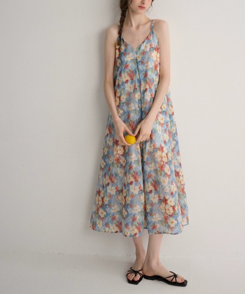 LUCPY(ラクピー)の「フラワープリントキャミソールワンピース(ワンピース・レディース・ライトブルー・XX-LARGE/X-LARGE/LARGE/MEDIUM)」の2枚目の写真