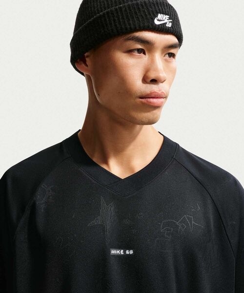 NIKE SB（ナイキエスビー）の「ナイキ SB ジャカード スケートボードジャージー トップス / Nike SB Jacquard Skate Jersey Top IF1303-010 Black（Tシャツ/カットソー・メンズ・ブラック・2XL/XL/M/L/S）」の2枚目の写真