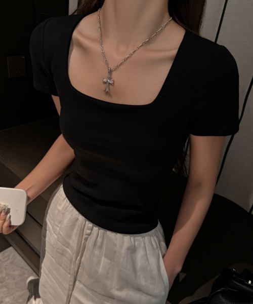 おしゃれスタ(オシャレスタ)の「スクエアネック半袖シンプルトップス(Tシャツ/カットソー・レディース・ブラウン/グレー/ブラック/ホワイト・S/M/L/XL)」の1枚目の写真