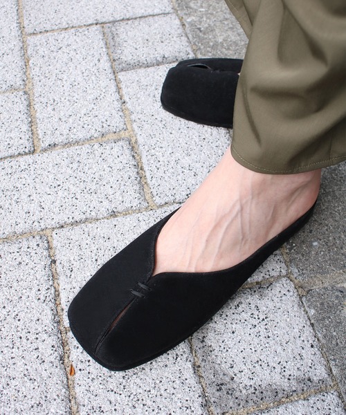 Scrap Book(スクラップブック)の「【THAJA】Foli Mules suede(サンダル・レディース・ブラック/ブラウン・38/39)」の1枚目の写真