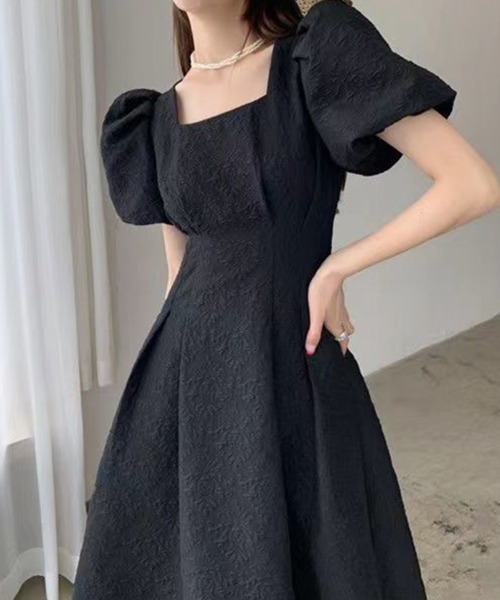 mielu(ミエル)の「スクエアネックパフワンピース(ワンピース・レディース・ブラック/ホワイト・LARGE/MEDIUM)」の8枚目の写真