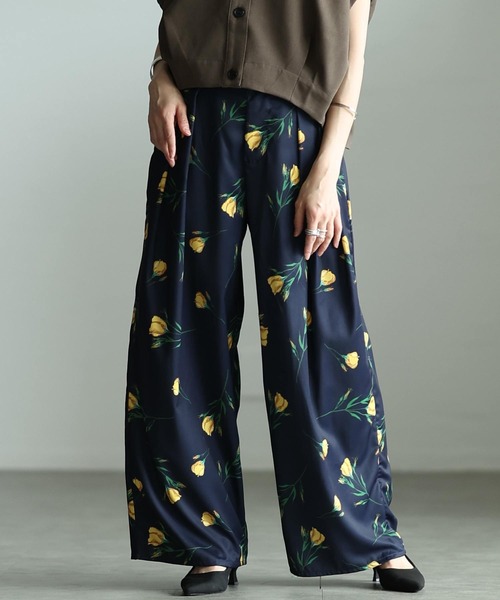 Sawa a la mode(サワアラモード)の「花柄ハイウエストタックワイドパンツ(その他パンツ・レディース・ブラック/ネイビー・FREE)」の1枚目の写真