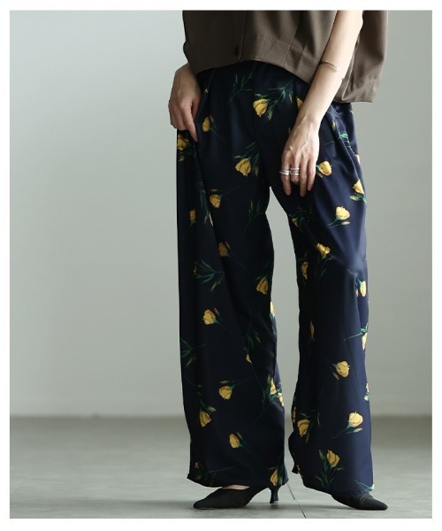 Sawa a la mode(サワアラモード)の「花柄ハイウエストタックワイドパンツ(その他パンツ・レディース・ブラック/ネイビー・FREE)」の3枚目の写真