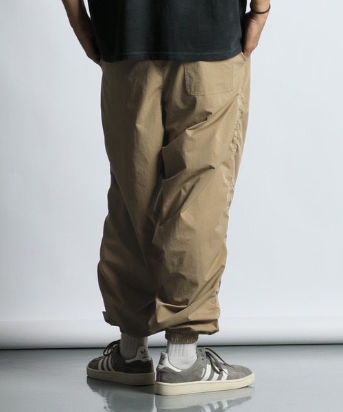 The DUFFER of ST.GEORGE(ザダファーオブセントジョージ)の「〔BLACK LABEL〕"A-PACK" STRETCH RIPSTOP GYM PANTS:リップストップ ジムパンツ / バルーンシルエット / ジョガーパンツ / ワークアウト / ストリートスポーツ(その他パンツ・メンズ・ネイビー/ブラック/ベージュ・MEDIUM/X-LARGE/LARGE)」の17枚目の写真
