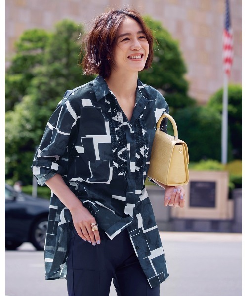 DoCLASSE( ドゥクラッセ)の「コットンボイル・プリントフリルシャツ(チュニック・レディース・ネイビー/グリーン・7/9)」の3枚目の写真