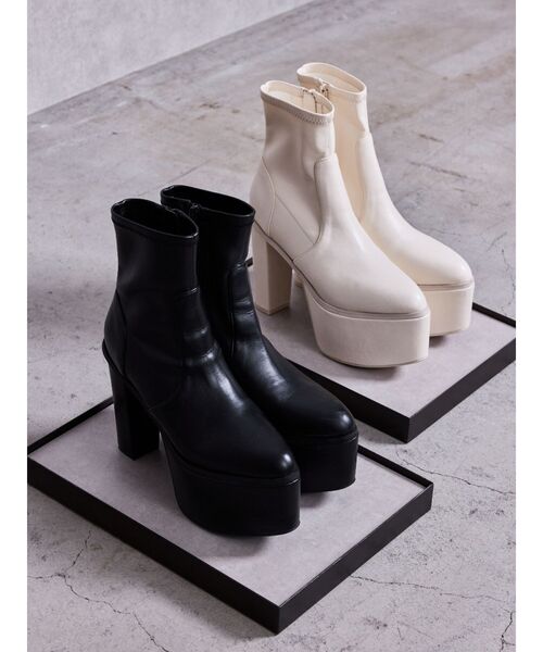 GYDA(ジェイダ)の「バルキーショートブーツ(ブーツ・レディース・アイボリー/ブラック・SMALL/MEDIUM/LARGE)」の3枚目の写真
