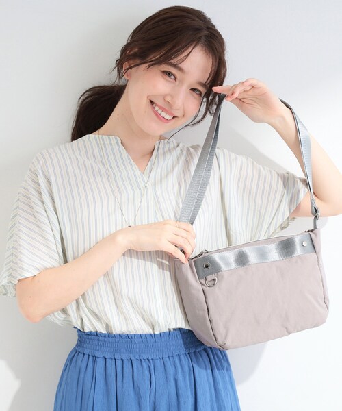 SHOO・LA・RUE(シューラルー)の「【撥水】7ポケットミニショルダーバッグ(ショルダーバッグ・レディース・ブラック/グレー/ダークグレー・00)」の1枚目の写真