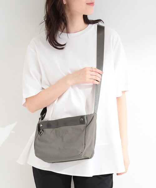 SHOO・LA・RUE(シューラルー)の「【撥水】7ポケットミニショルダーバッグ(ショルダーバッグ・レディース・ブラック/グレー/ダークグレー・00)」の3枚目の写真