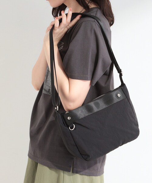 SHOO・LA・RUE(シューラルー)の「【撥水】7ポケットミニショルダーバッグ(ショルダーバッグ・レディース・ブラック/グレー/ダークグレー・00)」の9枚目の写真
