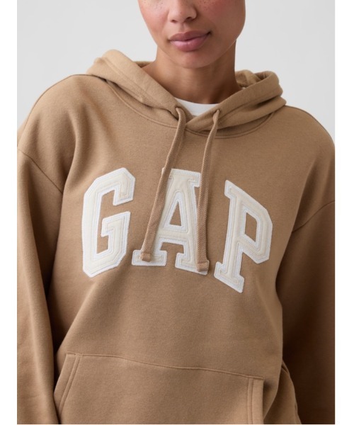 GAP(ギャップ)の「リラックスフィット GAPロゴパーカー(スウェット・レディース・キャメル/レッド・XS/M/L/XL/S)」の1枚目の写真