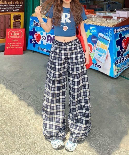 &soiree(アンドソワレ)の「タータンチェック柄カーブワイドパンツ(その他パンツ・レディース・ネイビー/レッド・LARGE/MEDIUM/SMALL/X-SMALL/X-LARGE)」の3枚目の写真