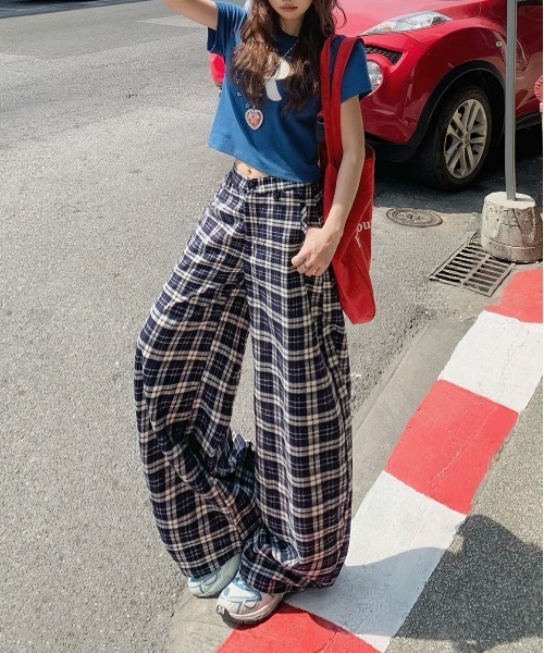 &soiree(アンドソワレ)の「タータンチェック柄カーブワイドパンツ(その他パンツ・レディース・ネイビー/レッド・LARGE/MEDIUM/SMALL/X-SMALL/X-LARGE)」の4枚目の写真