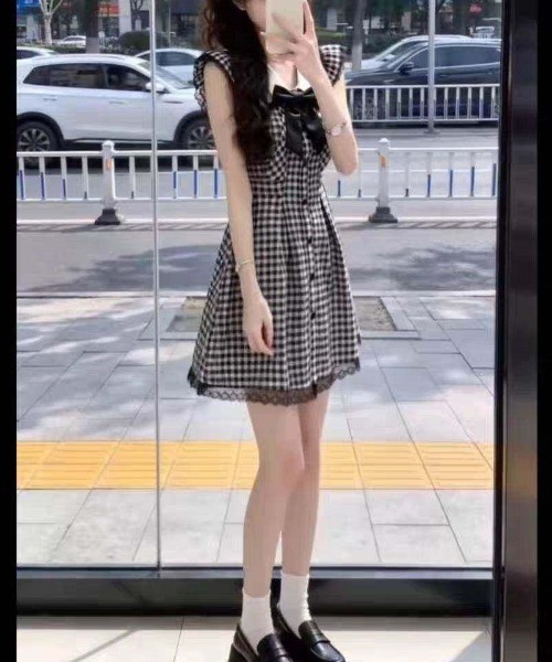 LUCPY(ラクピー)の「ギンガムチェックリボンフレアミニワンピース(ワンピース・レディース・ブラック×ホワイト・LARGE/MEDIUM/SMALL)」の4枚目の写真