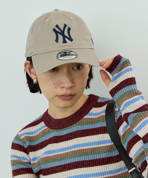 FREAK'S STORE(フリークスストア)の「New Era/ニューエラ 9TWENTY NY/ナイントゥエンティ ニューヨーク・ヤンキース(キャップ・レディース・キャメル/ベージュ/レッド・ONE SIZE)」の4枚目の写真