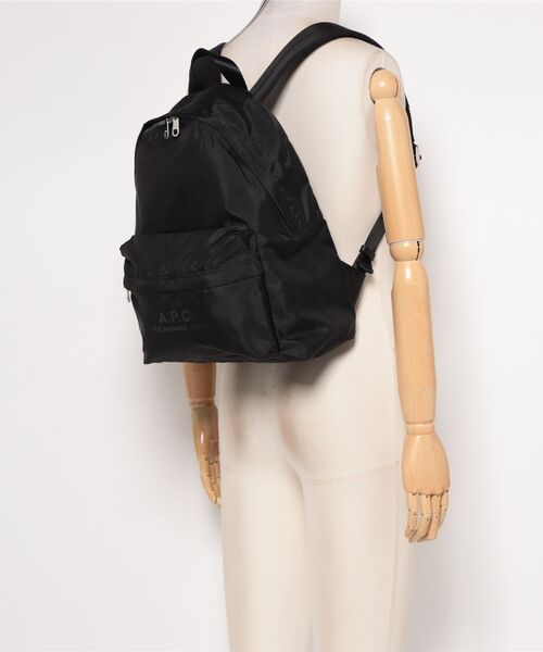 A.P.C.(アーペーセー)の「SAC A DOS BACKSTAGE SMALL(バックパック/リュック・メンズ・ブラック・ONESIZE)」の4枚目の写真