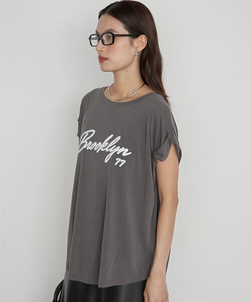 LOUNGEDRESS（ラウンジドレス）の「《1枚で品よく決まる》ロゴフレンチT（Tシャツ/カットソー・レディース・カーキ/オフホワイト/チャコールグレー・FREE）」の9枚目の写真