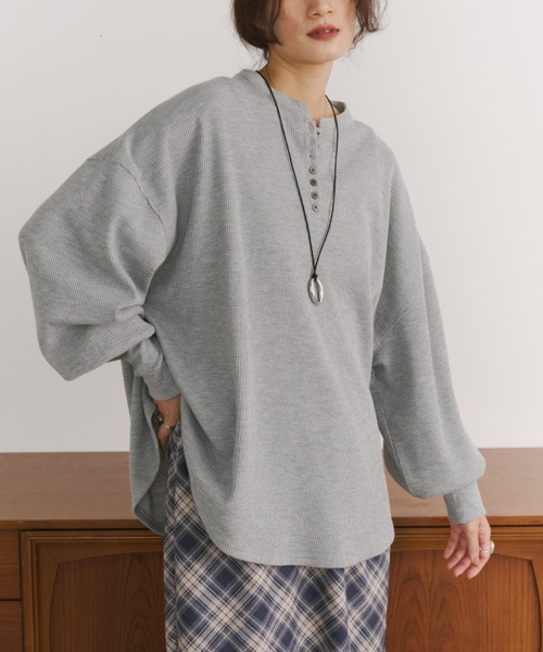 ORDENA(オルディナ)の「サーマルヘンリーフレアプルオーバー(Tシャツ/カットソー・レディース・グレー/アイボリー/チョコ/ブラック・FREE)」の3枚目の写真