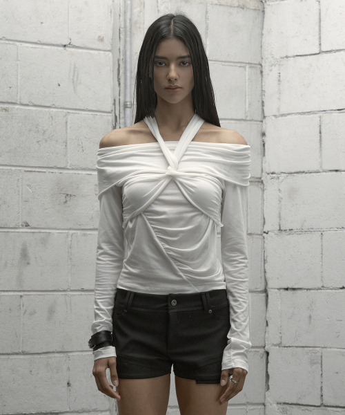 ROCKCAKE（ロックケーキ）の「Twisted Off Shoulder Top - Ivory（Tシャツ/カットソー・レディース・その他・SMALL）」の2枚目の写真