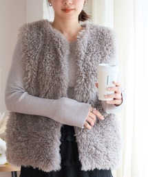 ふんわりファーで大人可愛い印象に。腰回りをさりげなくカバーしてすっきり見えする、シープ風ファーベスト[220528]