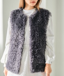 ふんわりファーで大人可愛い印象に。腰回りをさりげなくカバーしてすっきり見えする、シープ風ファーベスト[220528]