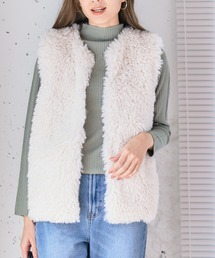 ふんわりファーで大人可愛い印象に。腰回りをさりげなくカバーしてすっきり見えする、シープ風ファーベスト[220528]