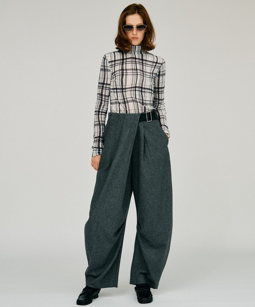 PRANK PROJECT(プランクプロジェクト)の「【2026Winter Pre-Order】アシメタックベルトウールパンツ / Asymmetrical Tuck Belt Wool Pants(その他パンツ・レディース・チャコールグレー・36/34/38)」の2枚目の写真