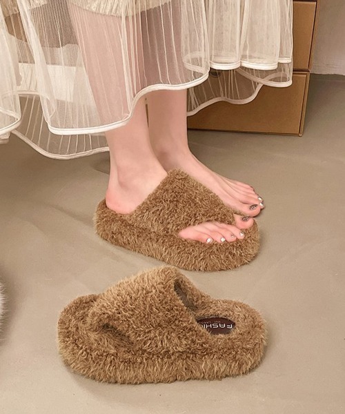 Miniministore(ミニミニストア)の「ふわふわファートングサンダル冬用スリッパ(サンダル・レディース・オリーブ/アイボリー/ブラック/ブラウン・24.5cm/24.0cm/23.5cm/23.0cm/22.5cm)」の3枚目の写真