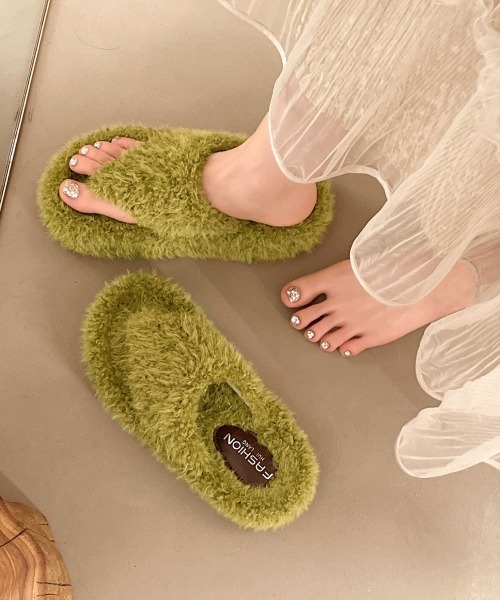 Miniministore(ミニミニストア)の「ふわふわファートングサンダル冬用スリッパ(サンダル・レディース・オリーブ/アイボリー/ブラック/ブラウン・24.5cm/24.0cm/23.5cm/23.0cm/22.5cm)」の4枚目の写真
