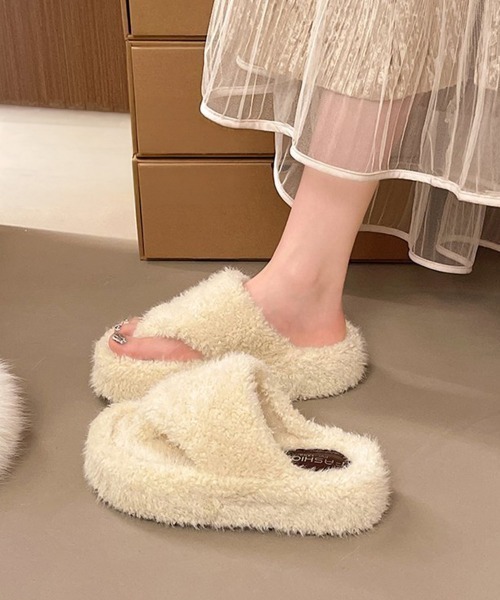 Miniministore(ミニミニストア)の「ふわふわファートングサンダル冬用スリッパ(サンダル・レディース・オリーブ/アイボリー/ブラック/ブラウン・24.5cm/24.0cm/23.5cm/23.0cm/22.5cm)」の9枚目の写真