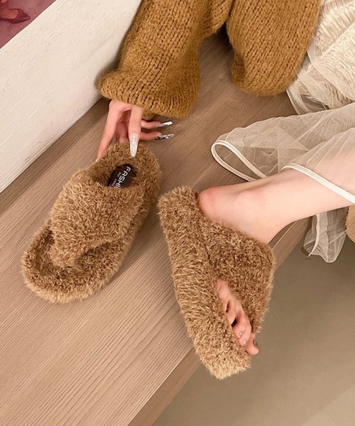 Miniministore(ミニミニストア)の「ふわふわファートングサンダル冬用スリッパ(サンダル・レディース・オリーブ/アイボリー/ブラック/ブラウン・24.5cm/24.0cm/23.5cm/23.0cm/22.5cm)」の11枚目の写真