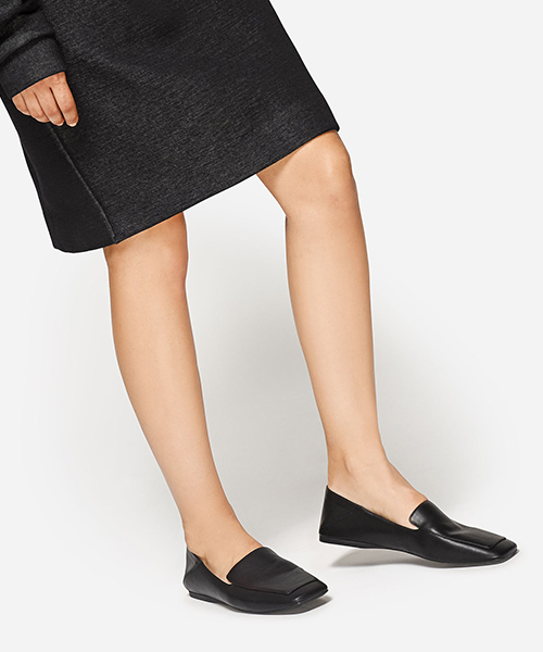 CHARLES & KEITH(チャールズ & キース)の「スクウェアトゥスリッポンフラット / SQUARE-TOE SLIP-ON FLATS(スリッポン・レディース・パープル/ブラック・22.5cm/23.5cm/25cm/24.5cm/23cm)」の3枚目の写真