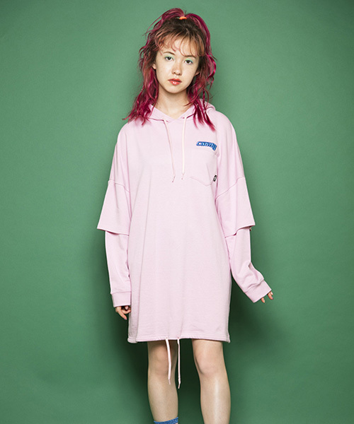 Candy Stripper(キャンディストリッパー)の「GOOD TIME LAYERED HOODIE ワンピース(ワンピース・レディース・ピンク/アイボリー/ブラック・2)」の4枚目の写真