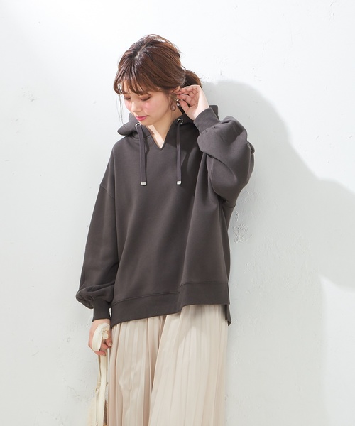 natural couture（ナチュラルクチュール）の「裏起毛キーネックパーカー（スウェット・レディース・オフホワイト/スミクロ/ベージュ/グリーン・FREE）」の2枚目の写真