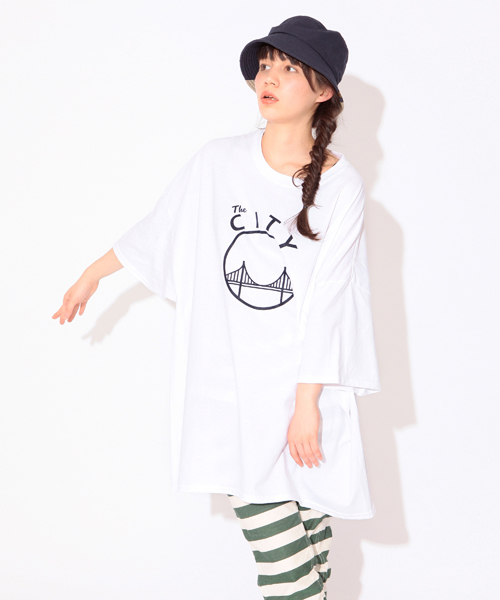 BEAMS BOY(ビームスボーイ)の「NEW STEP / シティロゴ BIG TEE(Tシャツ/カットソー・レディース・ホワイト/レッド/ブルー・ONE SIZE)」の2枚目の写真