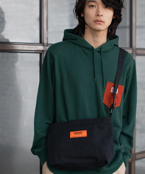 UNIVERSAL OVERALL（ユニバーサルオーバーオール）の「UNIVERSAL OVERALL(ユニバーサルオーバーオール)別注ロゴサコッシュバッグ(ナチュラル⇒WEB限定カラー)（ショルダーバッグ・メンズ・ナチュラル/ブラック/ブラウン・FREE）」の2枚目の写真