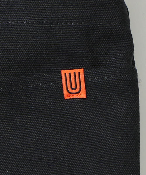 UNIVERSAL OVERALL（ユニバーサルオーバーオール）の「UNIVERSAL OVERALL(ユニバーサルオーバーオール)別注ロゴサコッシュバッグ(ナチュラル⇒WEB限定カラー)（ショルダーバッグ・メンズ・ナチュラル/ブラック/ブラウン・FREE）」の5枚目の写真