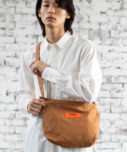 UNIVERSAL OVERALL（ユニバーサルオーバーオール）の「UNIVERSAL OVERALL(ユニバーサルオーバーオール)別注ロゴサコッシュバッグ(ナチュラル⇒WEB限定カラー)（ショルダーバッグ・メンズ・ナチュラル/ブラック/ブラウン・FREE）」の14枚目の写真