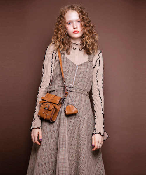 Candy Stripper（キャンディストリッパー）の「WAVY RIB トップス（Tシャツ/カットソー・レディース・ブラック/ベージュ/ブラウン・2）」の3枚目の写真