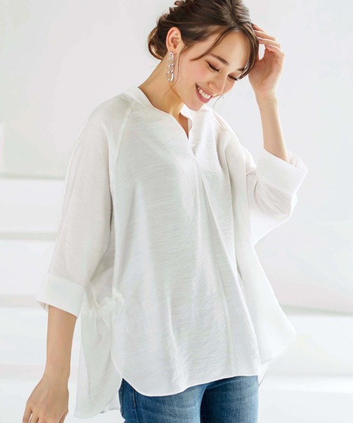 BELLUNA PLUS(ベルーナ)の「バックシャンデザインスキッパーチュニック(チュニック・レディース・ホワイト/カーキ/イエロー/ブルーグレー・MEDIUM/LARGE/X-LARGE)」の2枚目の写真