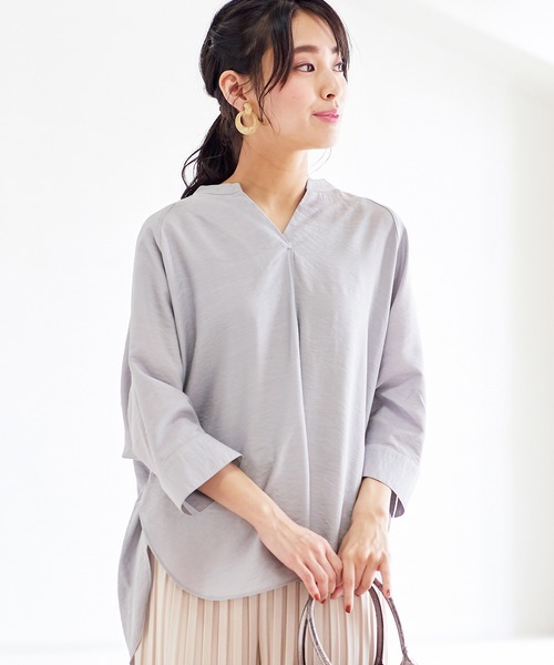 BELLUNA PLUS(ベルーナ)の「バックシャンデザインスキッパーチュニック(チュニック・レディース・ホワイト/カーキ/イエロー/ブルーグレー・MEDIUM/LARGE/X-LARGE)」の3枚目の写真