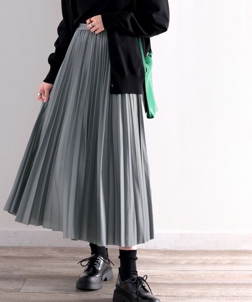 classicalelf(クラシカルエルフ)の「大人の品格。フェイクレザーロングプリーツスカート(スカート・レディース・ブラック/ブルー/アイボリー/グレイッシュベージュ/モカ・MEDIUM/LARGE/SMALL)」の16枚目の写真